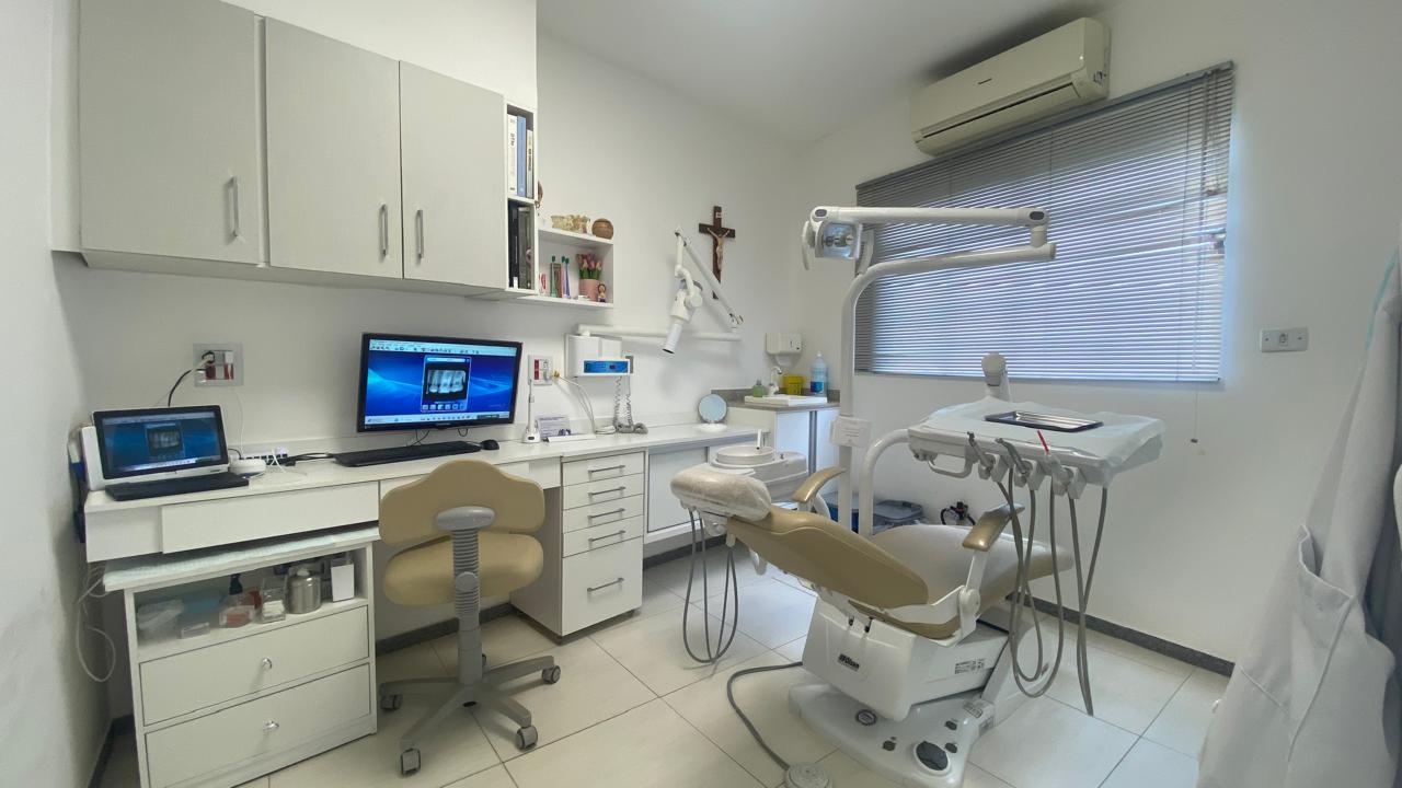 Interior do consultório odontológico Dra. Jalimar Martins com equipamentos modernos